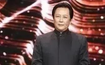 1990年除夕夜，唐国强的妻子洗完澡化完妆，穿上一身新衣，用一根绳子结束了自己的