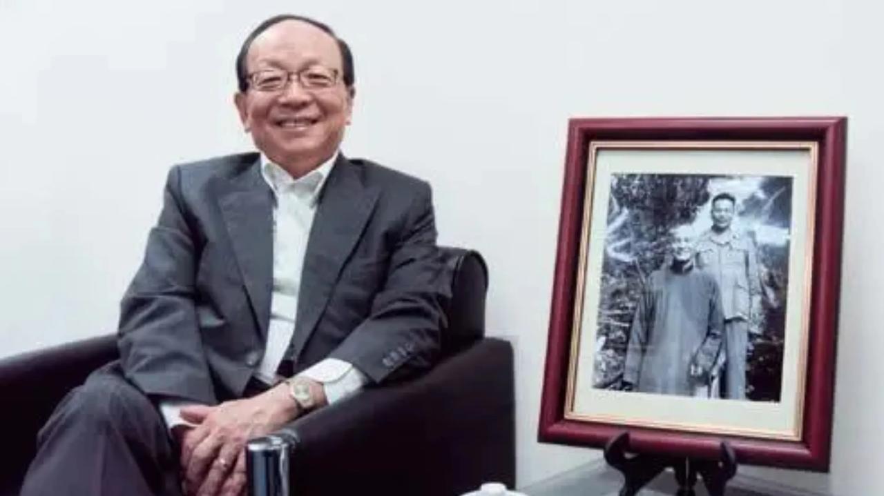 蒋孝严有一张著名的照片：他坐在茶几旁，身侧是一张合影，合影里是蒋介石蒋经国父子。