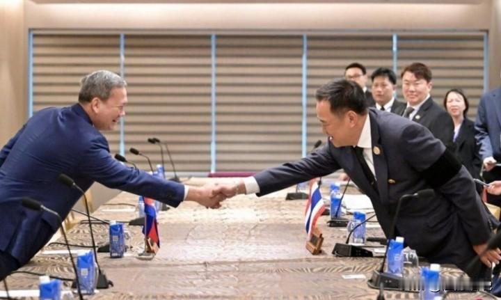 泰柬推进和平协议落地：分三阶段撤离边境重型武器 
 
10月28日至29日，泰国