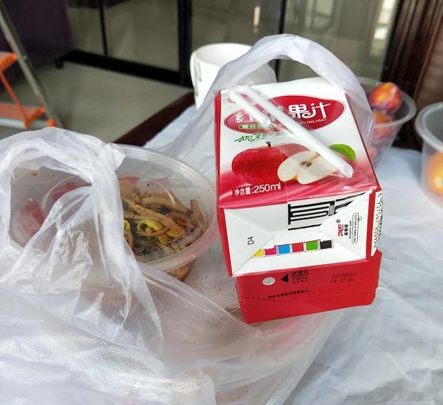 真的建议不要喝点外卖送的饮料有时候人有一种奇妙的心理，也就是反正白送的不要白不要