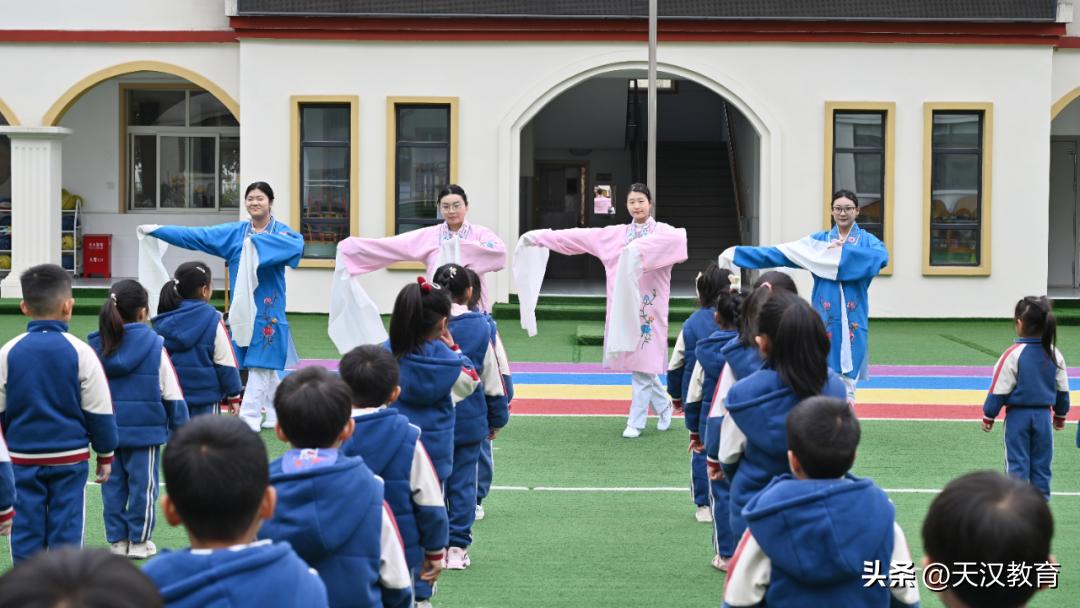 3月16日，陕西省商业学校幼儿保育专业4名学生，在基础教研室副主任韩峻月、学科带