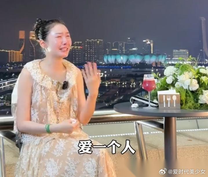 陈露又开始谈霍尊了 第一，自己不是图钱才和霍尊在一起的 第二，她可以为霍尊付出一