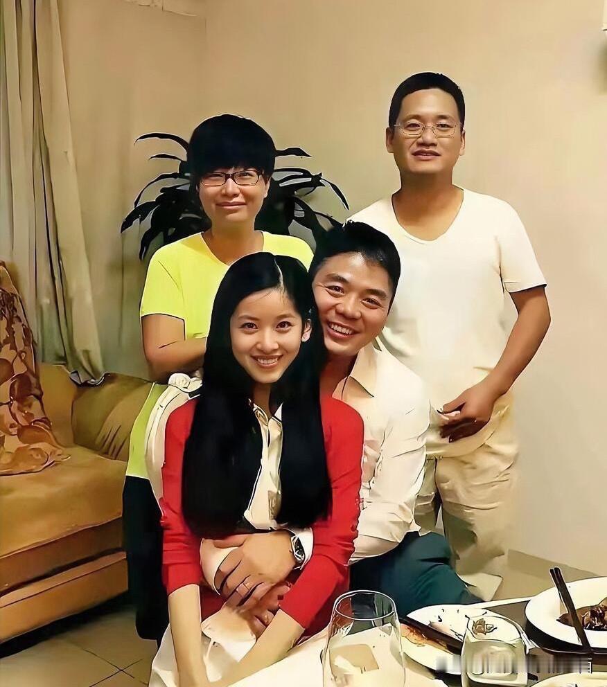 刘强东是真的会疼老婆，不管在什么场合或者是吃饭后，都会搂着老婆章泽天，两个人有点