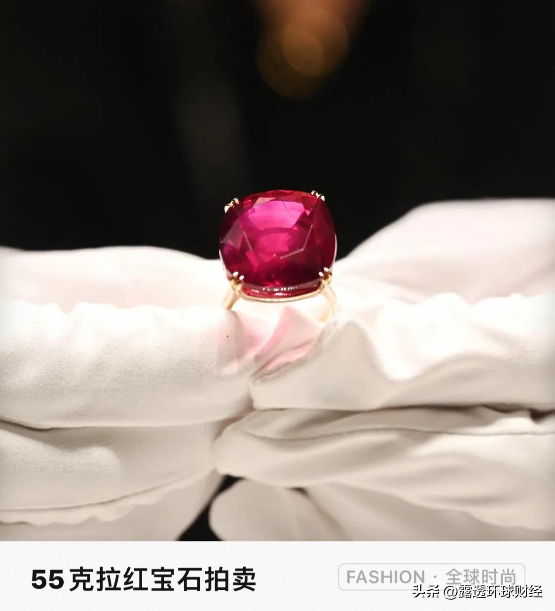 苏富比拍卖行工作人员展示一颗55.22克拉红宝石「Estrela de Fura