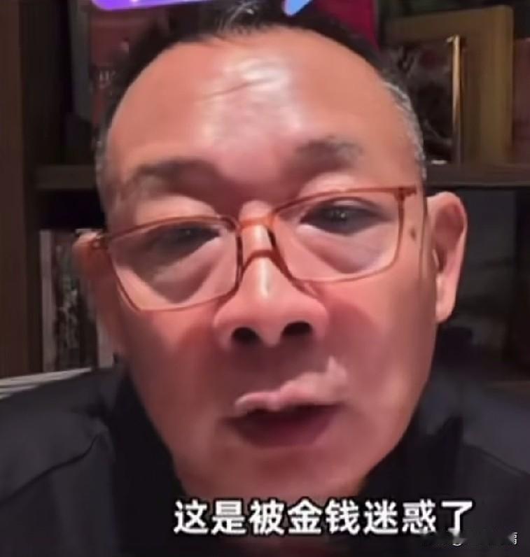 于东来说，影视明星都来直播带货，属于不务正业，跑偏了！

他的理论是都应该把自己