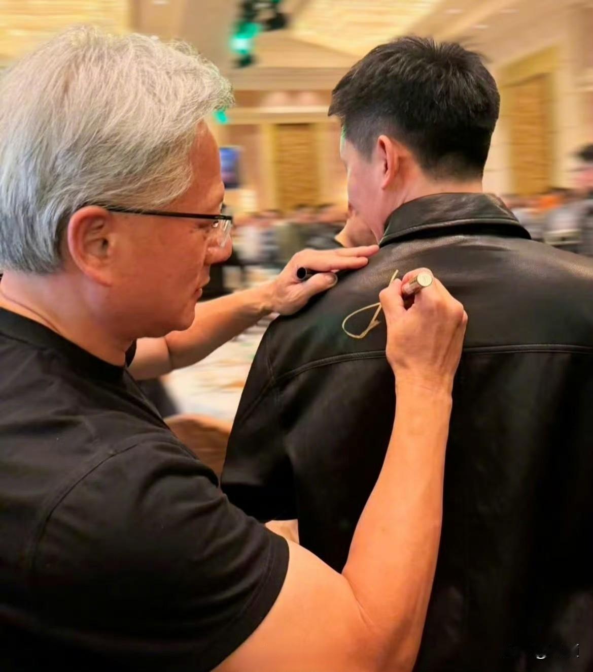 黄仁勋：“Don't move！”…在英伟达北京2026新年派对上，一位员工喜提