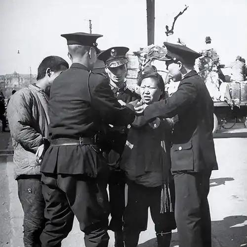 1941年，谭震林正被特务盘问，一小媳妇冲过来就开骂：不就10斤茶叶钱，天天的盯