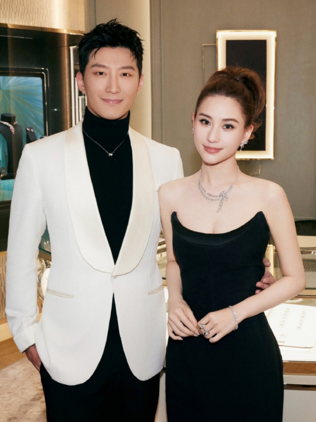 窦骁否认婚变 娶到豪门公主的窦骁发文否认与何超莲闹离婚。何超莲否认离婚 称和窦骁