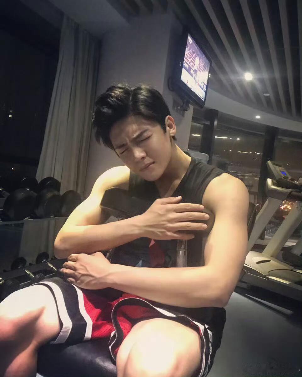 侯明昊早期好强壮💪🏻早期是肌肉男现在超级萌～ 