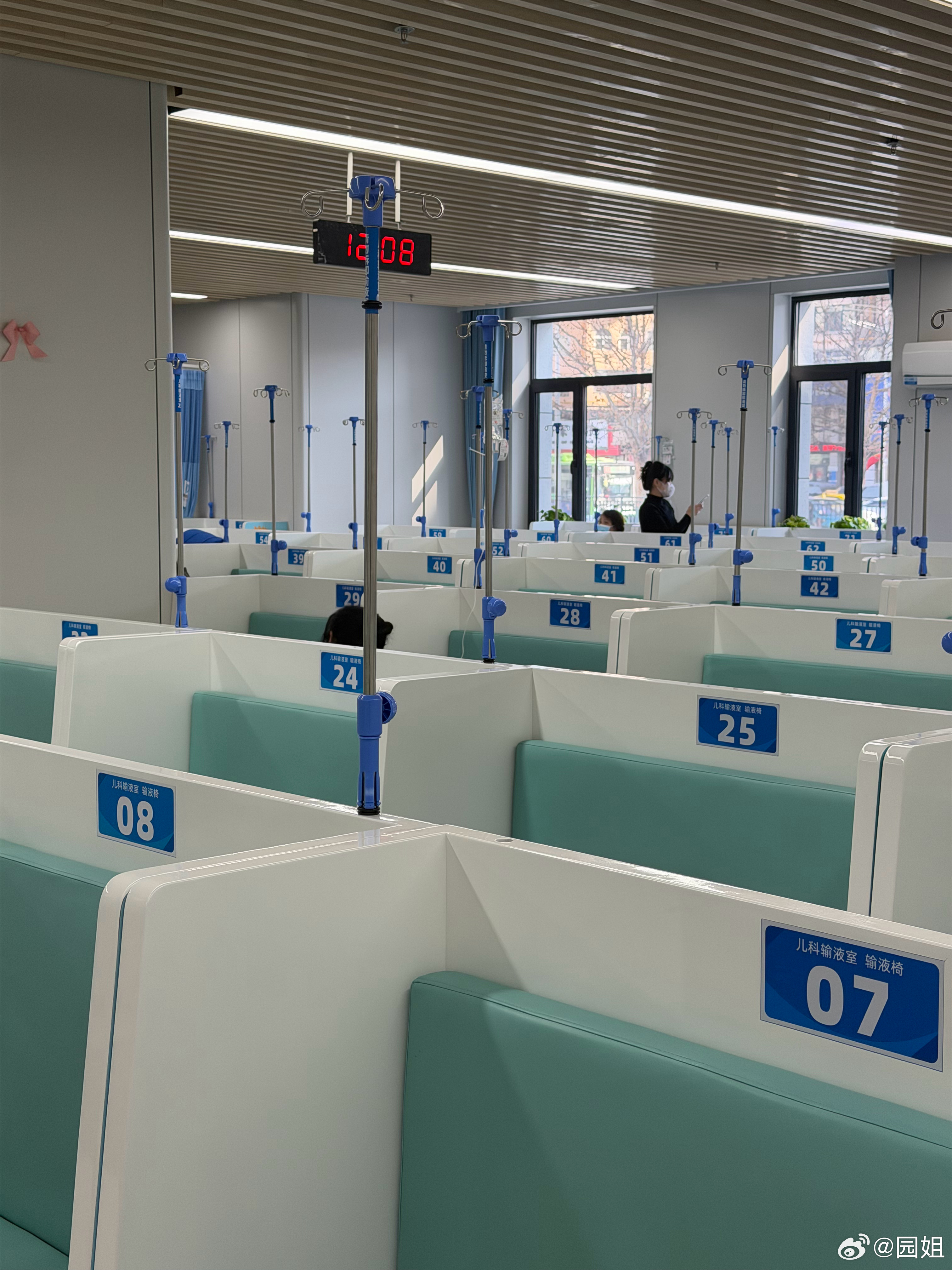 现在医院儿科注射室都是小卡座，还配个收纳柜，孩子打针可舒服了
