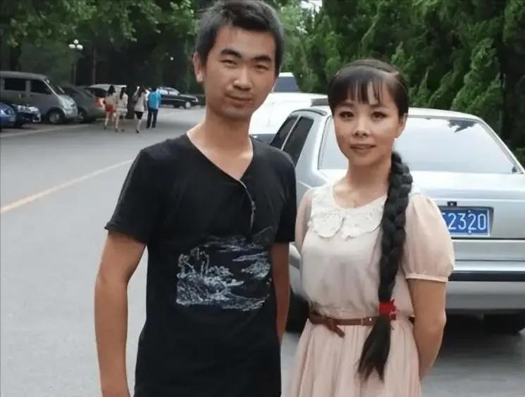 王二妮在《星光大道》唱火《山丹丹花开红艳艳》后，商演价飙到一场二十万，她却把男友