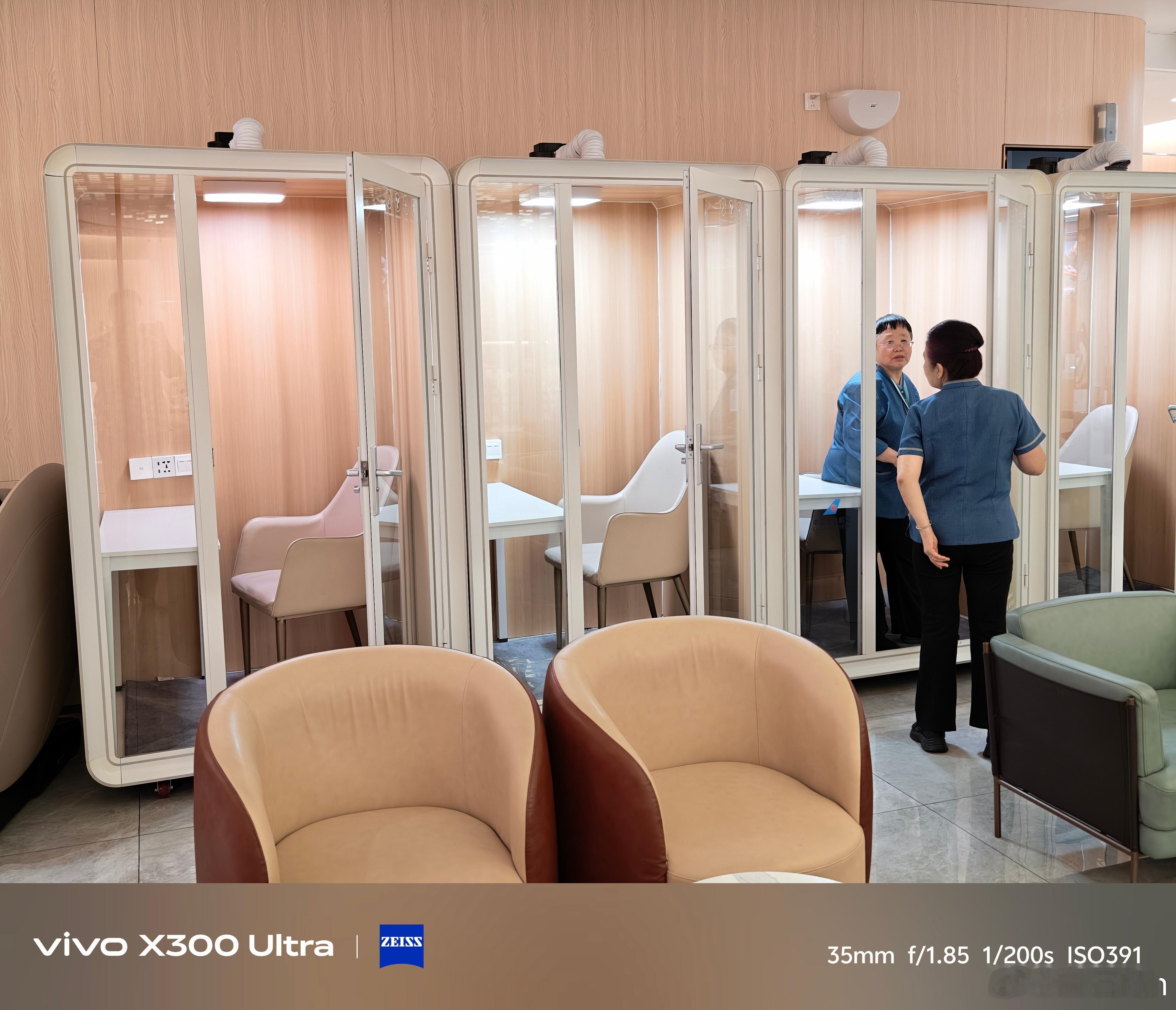 杭州南航休息室还有独立办公间全透明，有插座，有桌子很适合开视频会议你们谁有空，咱