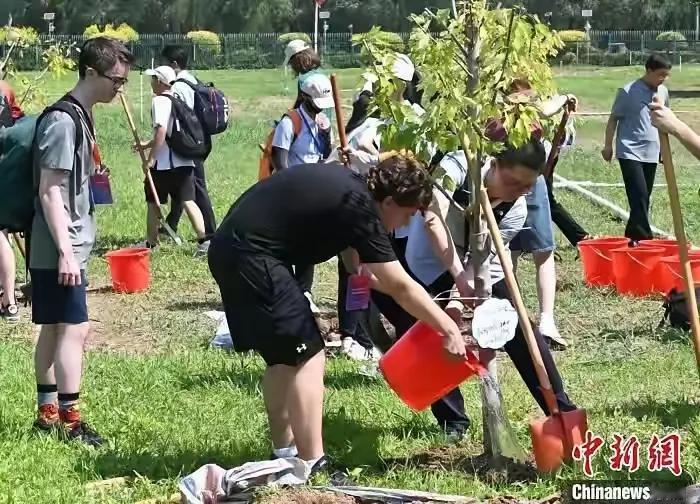 美国初中生来华研学变味：自费请客的热情，早偏离了文化交流的本意
 
美国42名初