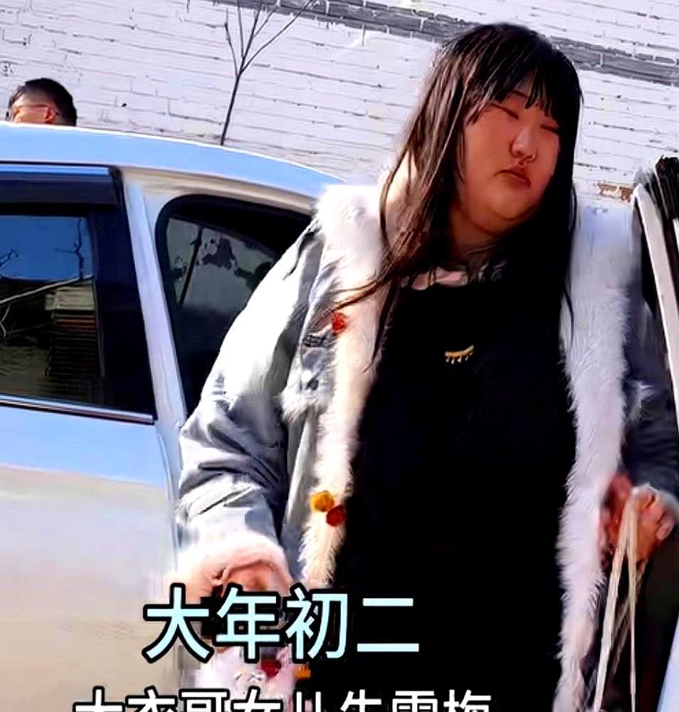 疯传500万现金陪嫁，结果大衣哥女儿朱雪梅的婚礼，就办在村口公厕旁边。

没有明