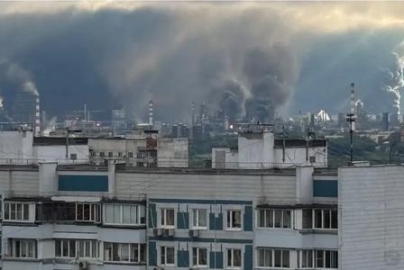 9月20日凌晨，大批无人机扑向莫斯科，首都炼油厂燃起大火，普京坐不住了：大批自杀