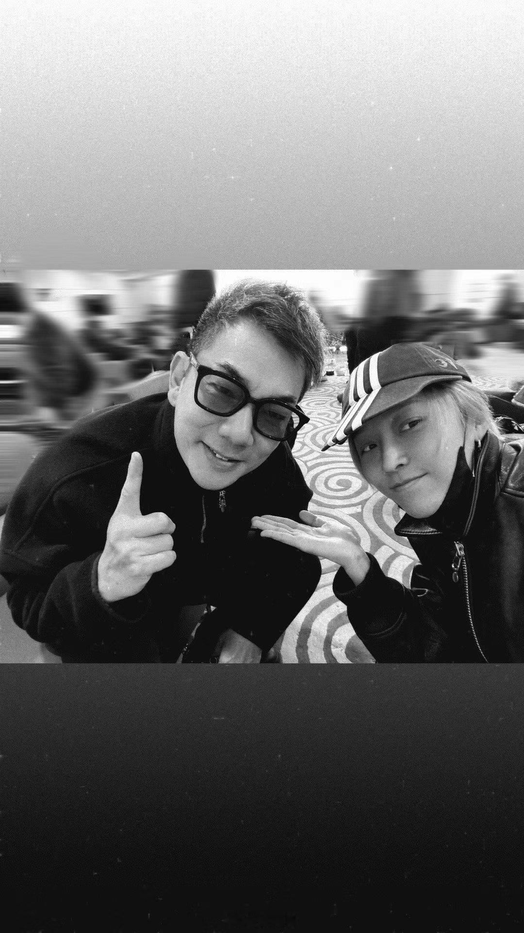 刘雨昕晒和任贤齐合照  刘雨昕晒和任贤齐合照，这刁钻的拍照角度，两人居然都扛住了