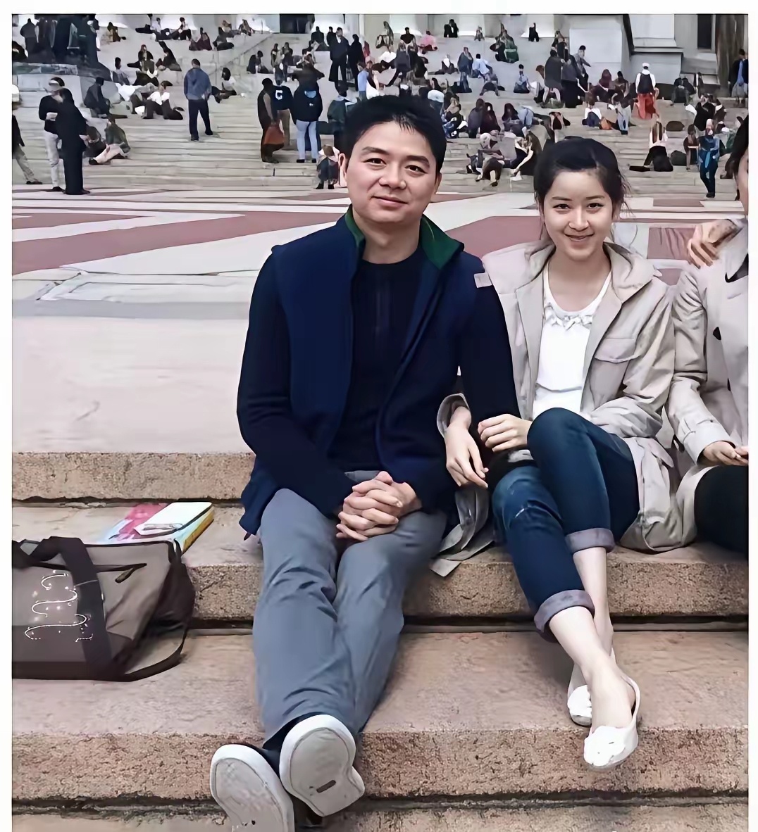 感觉她当年是真喜欢刘强东，​这个眼神，这个状态，​还是女人更懂女人，很多时候感情