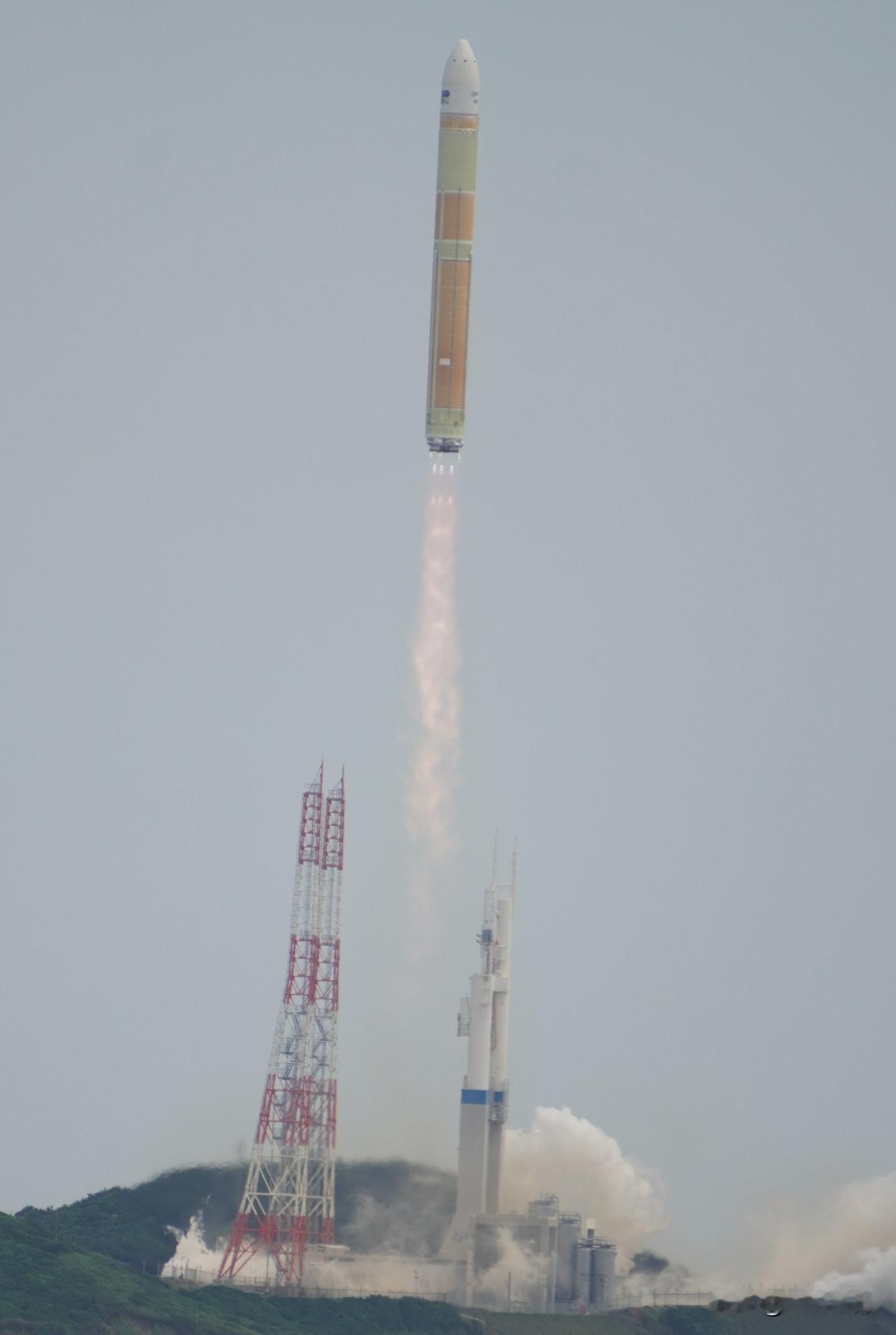 57m长，5.2m直径，东亚那厮的现役最强火箭的光杆版，搭载3台LE-9氢氧机，