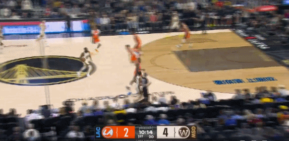 战神卡上线！小卡上演抢断反击一条龙！
在今天NBA常规赛快船对阵勇士的第一节比赛