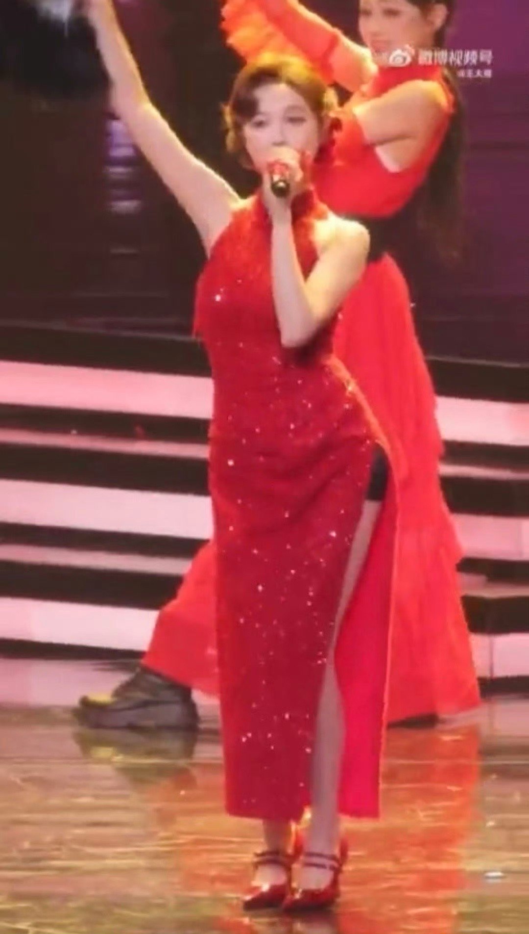 吴宣仪超绝腿精她的双腿修长笔直、线条流畅，肌肤还白皙光滑，被称为“筷子腿”。 ​