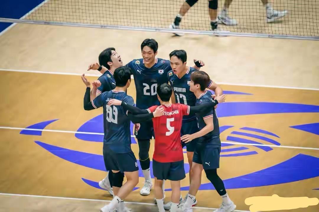 日本男排亚锦赛半决赛把韩国男排打得太“狼狈“了，可以说是“奇耻大辱”呀，日本男排