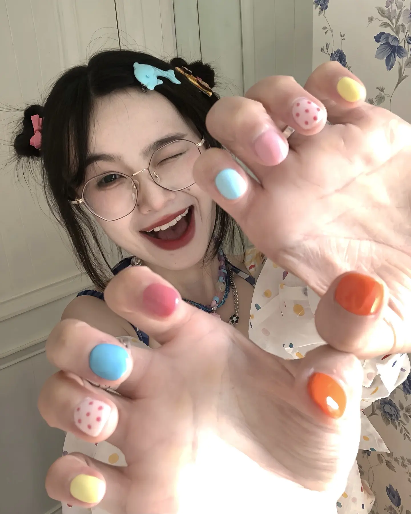 显眼包有自己的秀美甲方式！
