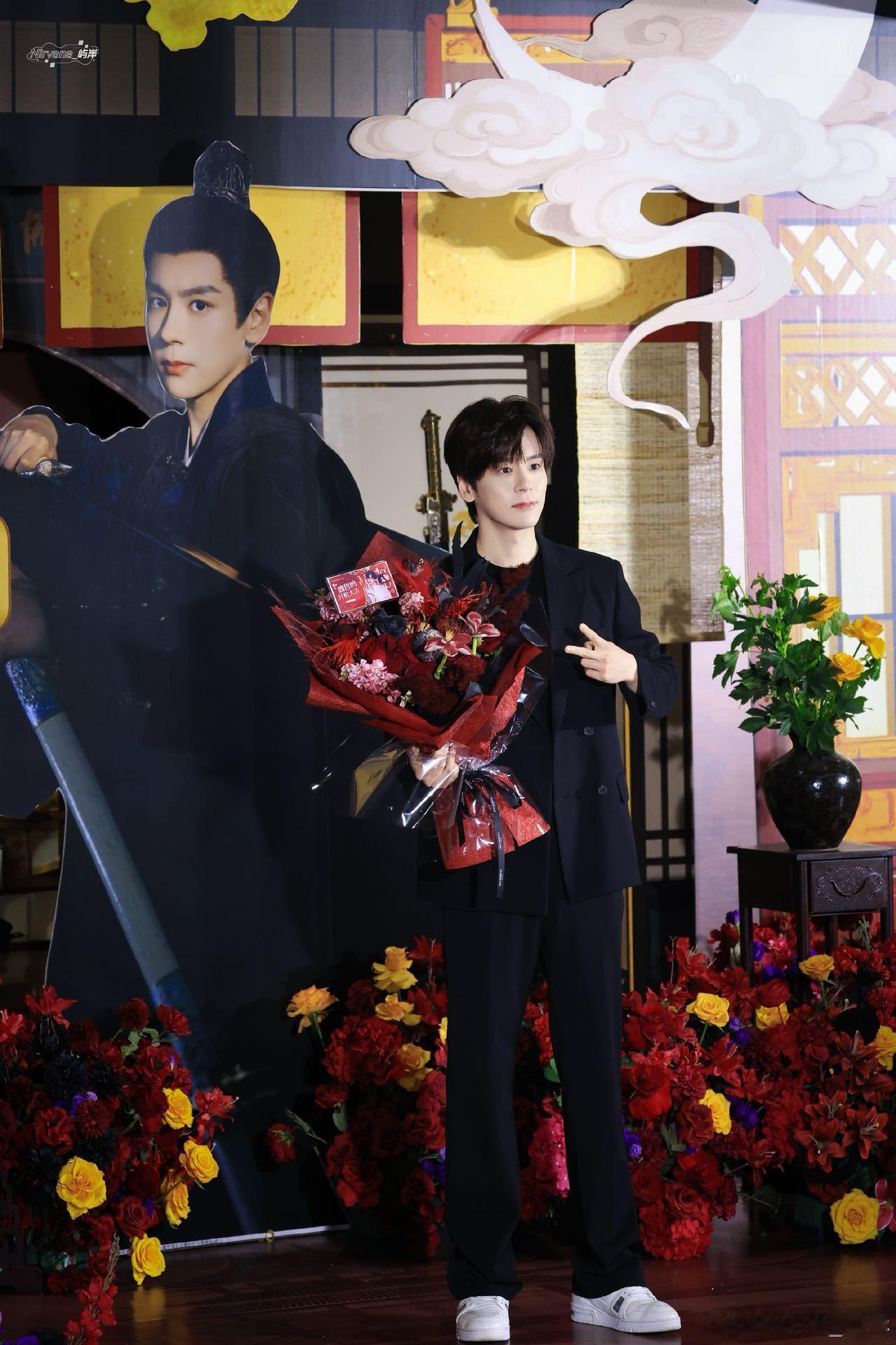 魏哲鸣凤不栖开机老干部发言 魏哲鸣的“老干部发言”其实是另一种形式的专业。他不玩