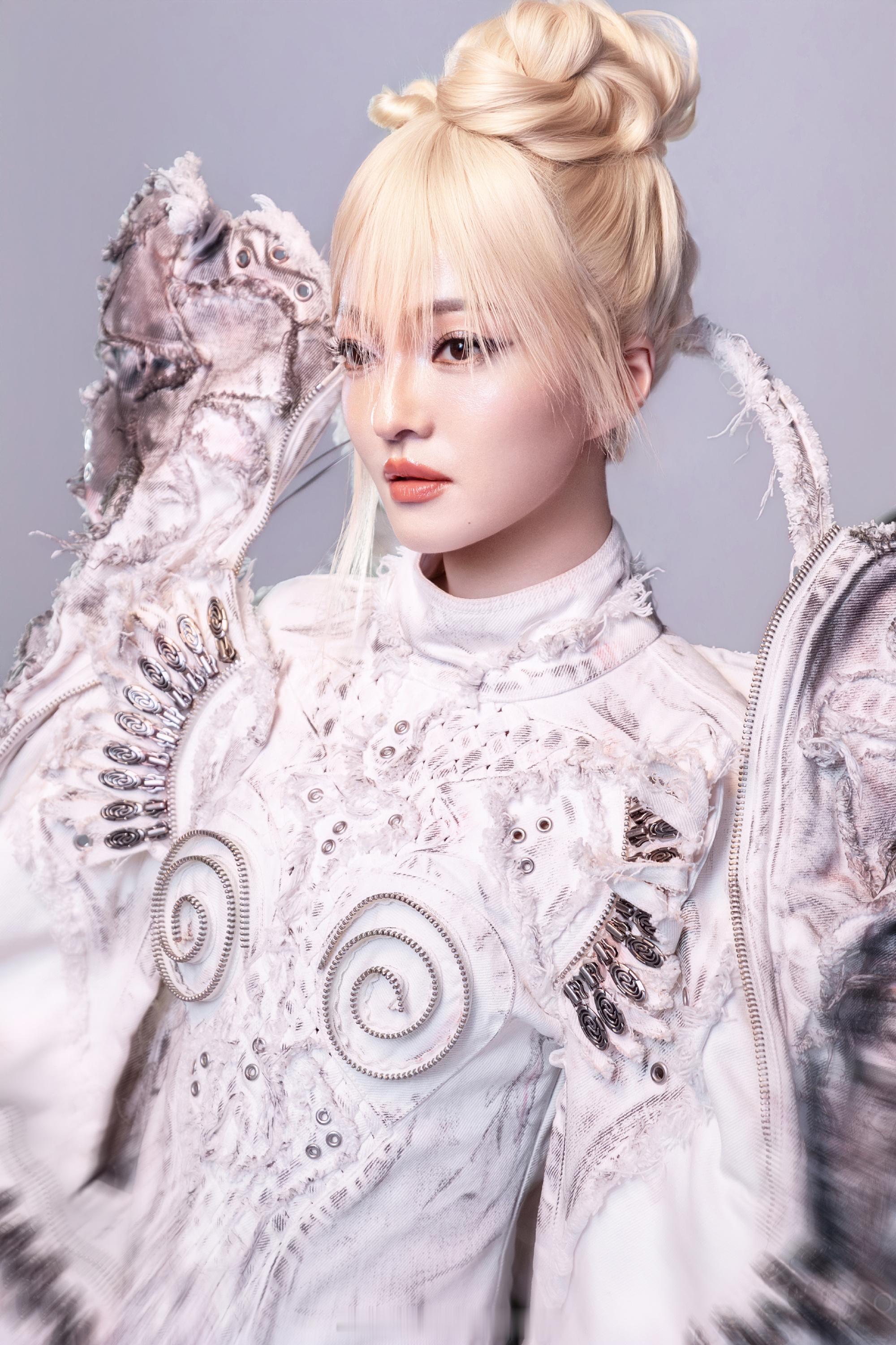 王亚飞给张韶涵化的银翼战姬妆 王亚飞+张韶涵，这个组合每次出手都不让人失望。