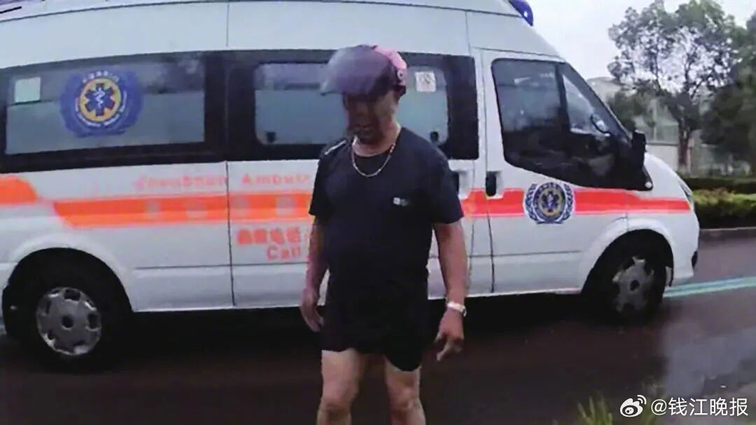 【#救人的头盔大爷拟获见义勇为嘉奖#】还记得舟山那位救人后默默转身离开的 “头盔