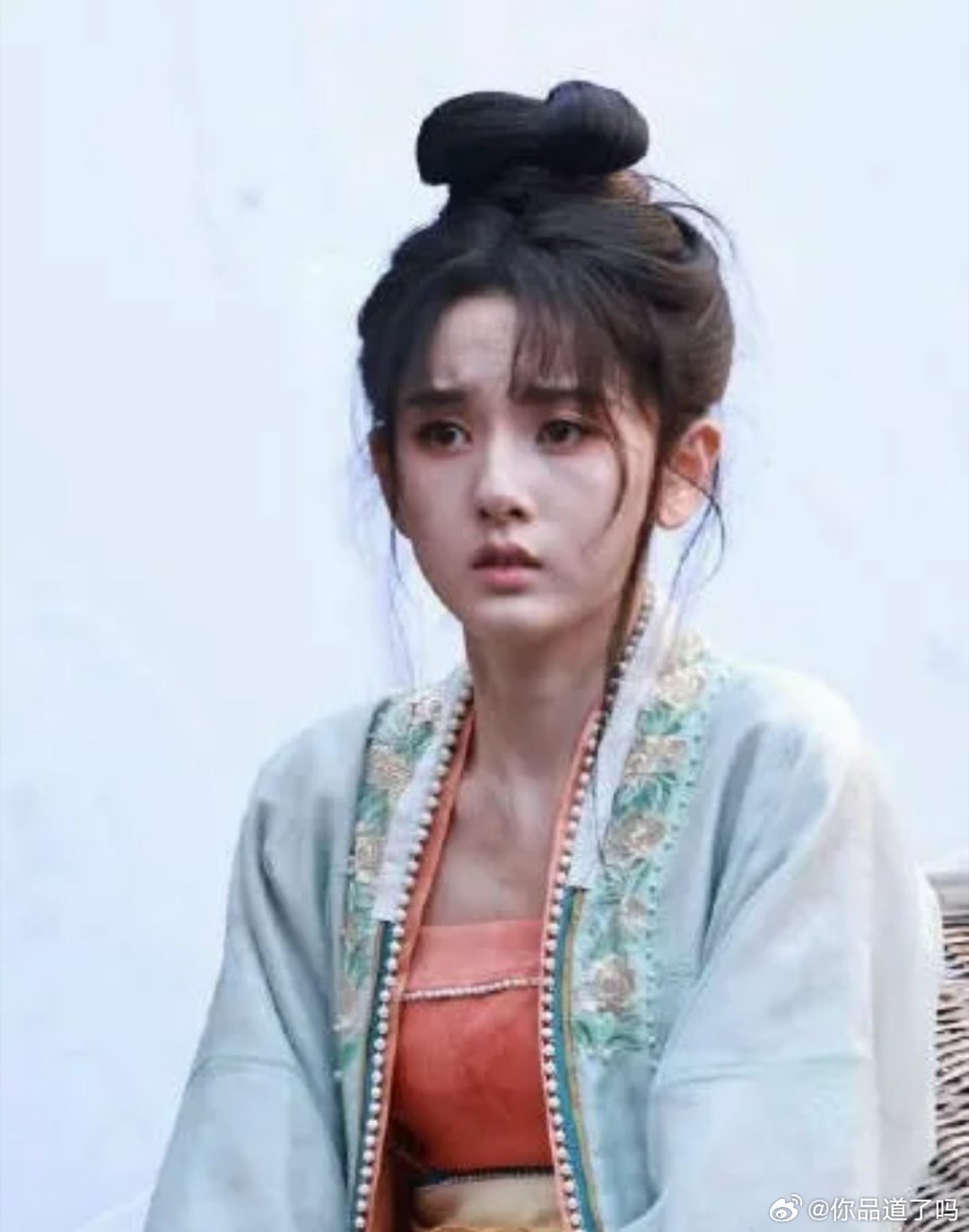 宋祖儿撞脸脏脏猫，软萌可爱。丁禹兮喂药路透流出，互动间满是甜意，让人怦然心动。 