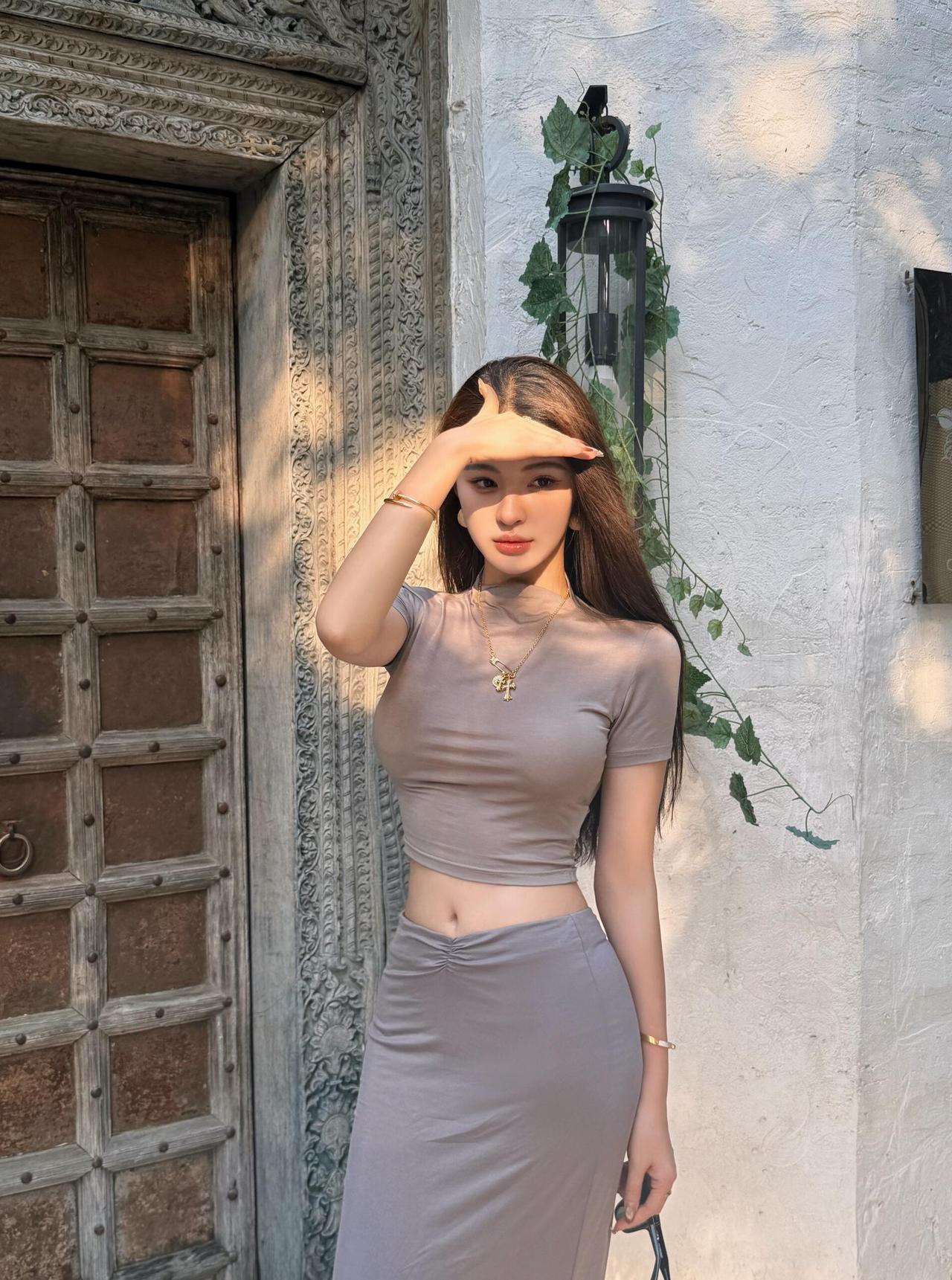 藤蔓绕着斑驳的廊柱生长
风掠过铁艺栏杆的弧度
像她垂落的长发 漫过浅咖色的温柔