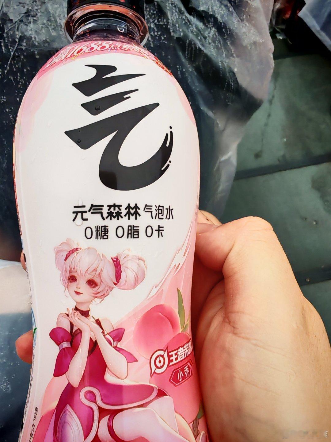 不管去哪，元气森林的外星人电解质水和气泡水是我必备的能量补充剂！ 