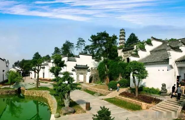 【龙游·起伏如游龙状】龙游，据县邑丘陵起伏如游龙状，遂名为“龙游”。在龙游，山水