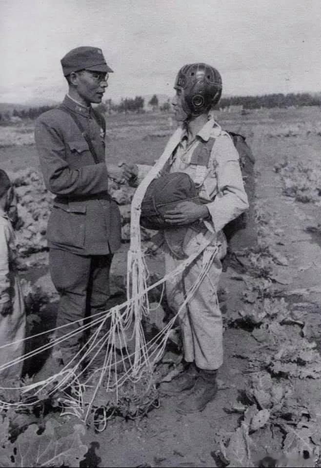 中国伞兵在练习跳伞后，1945年夏季海外新鲜事热点观点