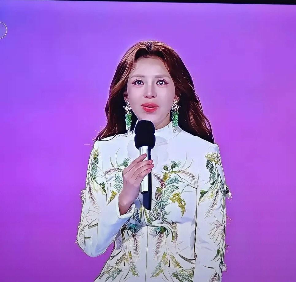 2024年跨年晚会最成功的特效，是让年轻人在0点前准时关掉了电视。
收视率曲线悄