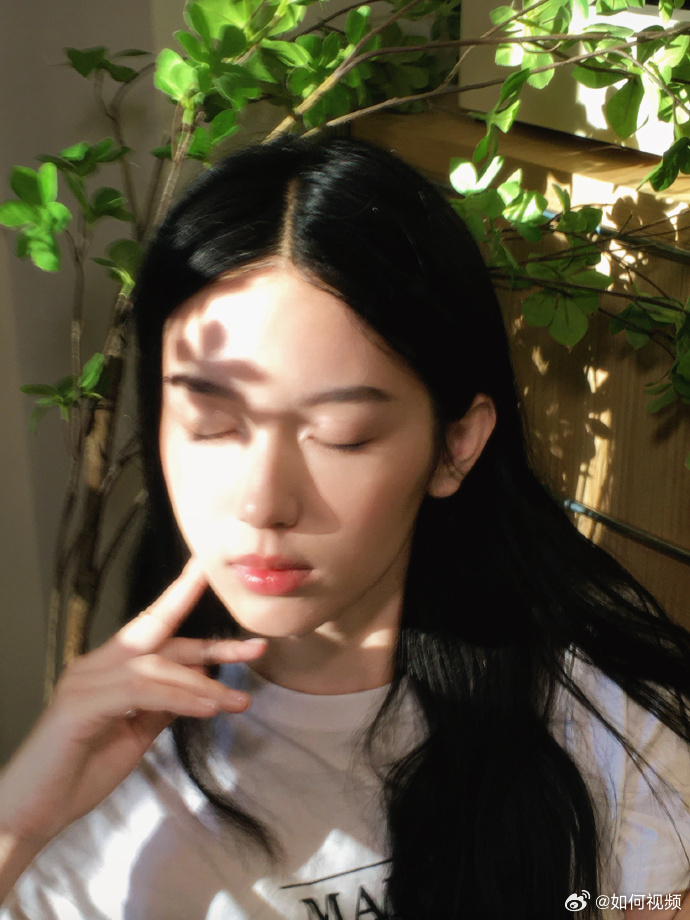 周也好完美的骨相脸周也夏日光影随拍闭眼感受阳光，骨相优越的人连光影都偏爱几分。 
