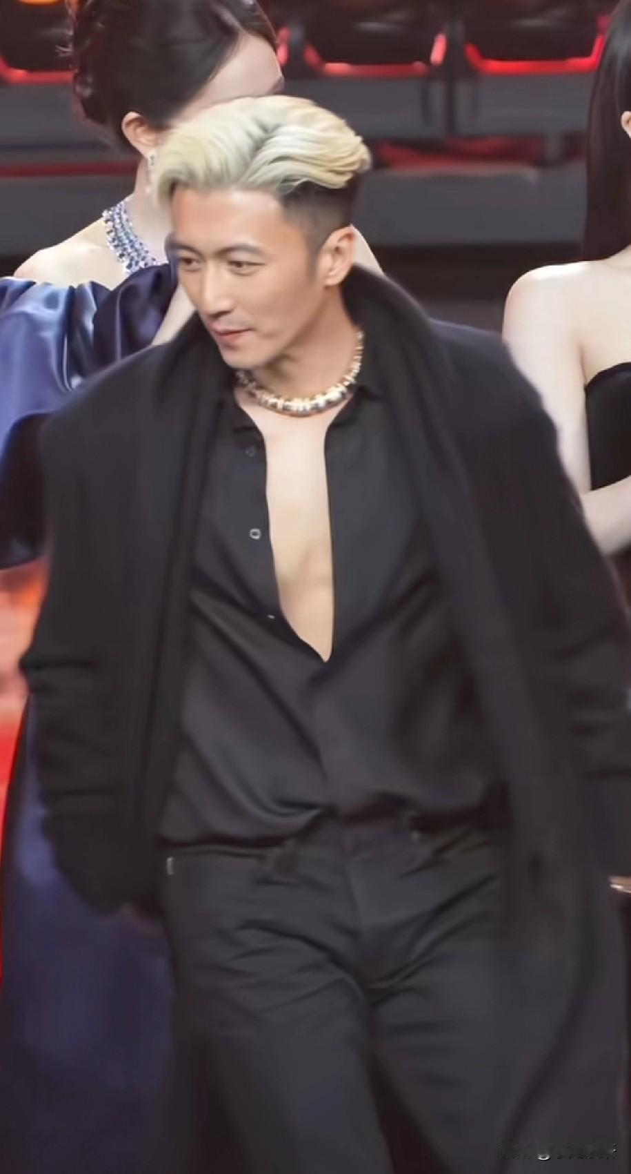 谢霆锋上辈子真是积了大德，出生好，长的又帅，又有能力他的花期好长，四十多了还很清