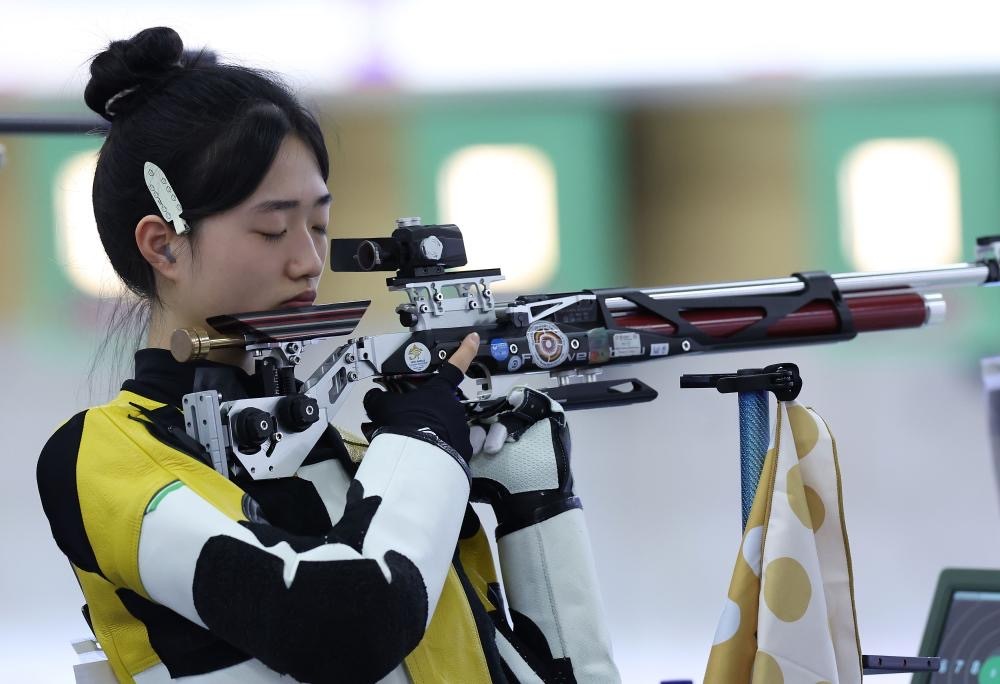 #中国00后射击选手夺巴黎奥运首金#中国射击队选手出手真的从不让人失望，开枪瞬间