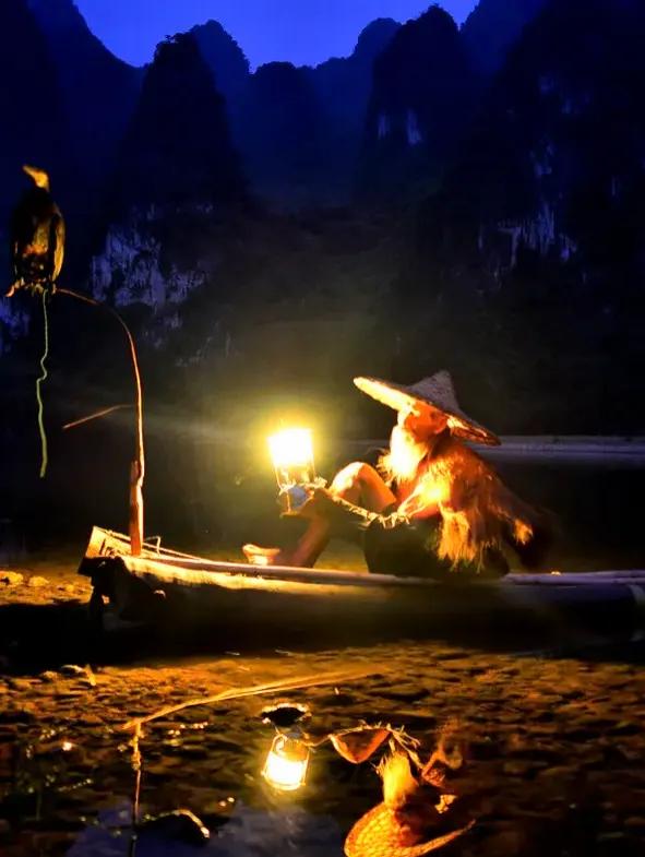 方圆天地，为头条联友对联：
一蓑烟雨一蓑梦，
几度风霜几度情。