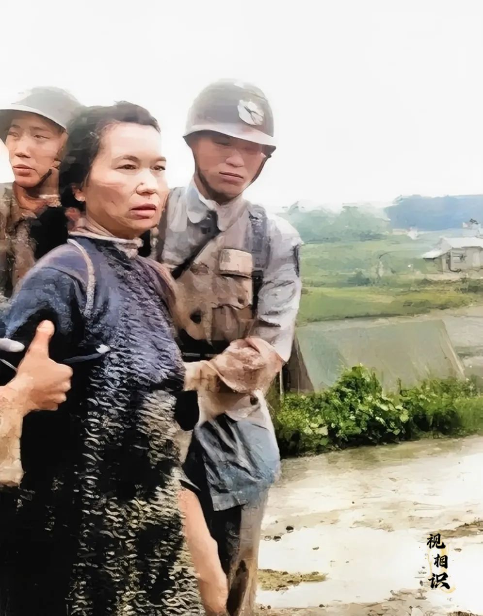 1950年，台湾刑场，朱枫烈士被处决前的场景，镜头中她的眼神坚定而无畏，让人动容...