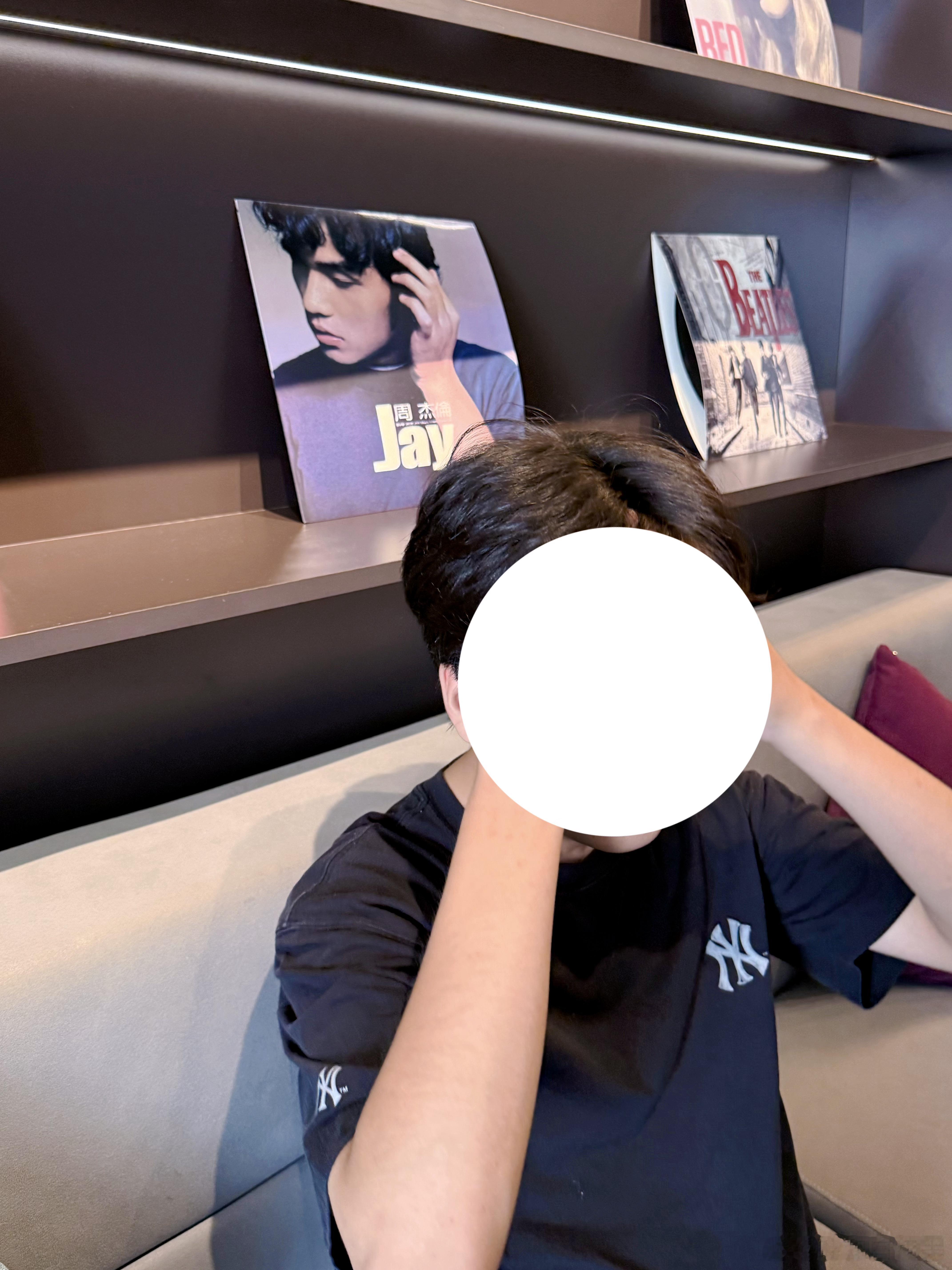 和白切黑坐在酒店一楼吃泡面，吃完了我和他说，你靠着沙发休息一会吧。白切黑说行，然