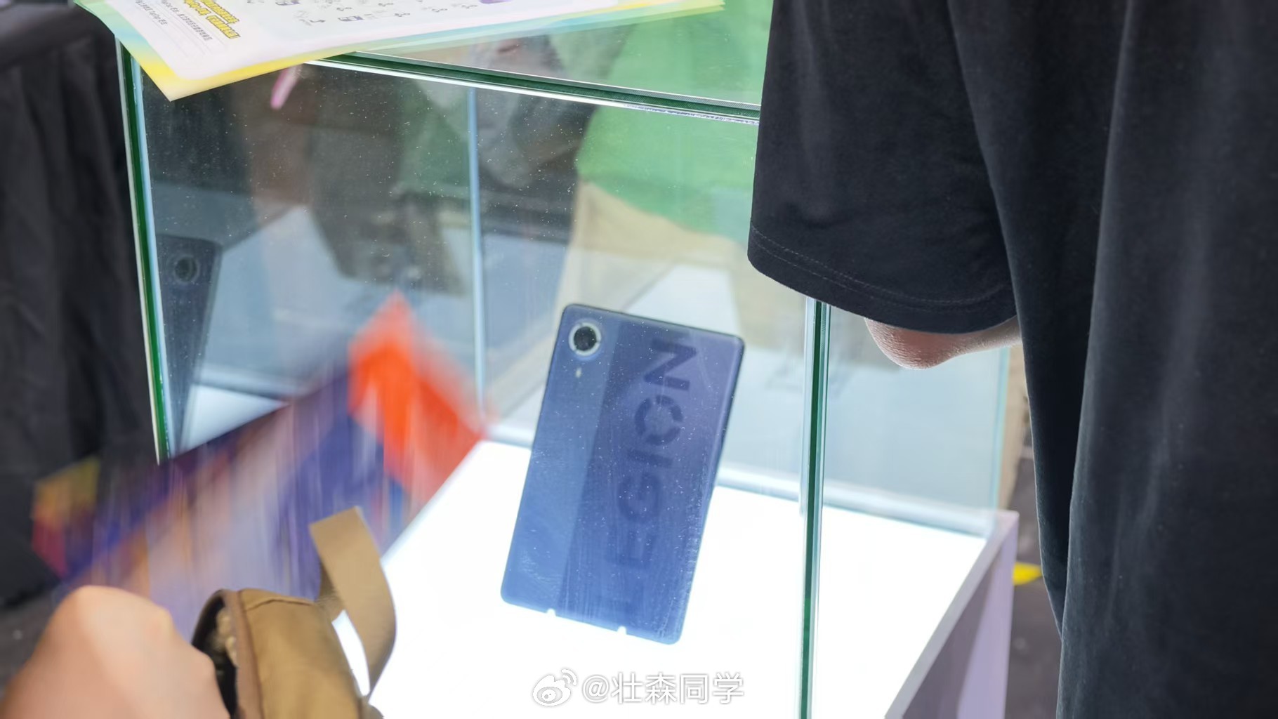 今天深圳核聚变游戏嘉年华有个透明玻璃罩很有意思，里面放了台联想拯救者神秘机型，这