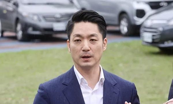 台北市长蒋万安今日下午出席活动，面对媒体追问如何看待郑丽文说“台湾人也是中国人”