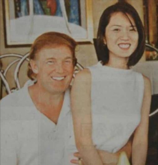 1995年，香港，49岁的特朗普怀里抱着一个年轻的中国姑娘，画面中的两人动作十分