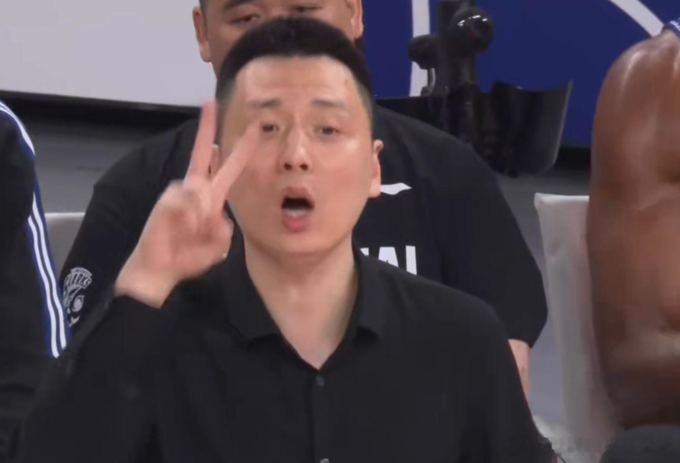 罚球数13比0，上海与北京半场打成42平手！CBA半决赛G2半场战罢，上海与北京