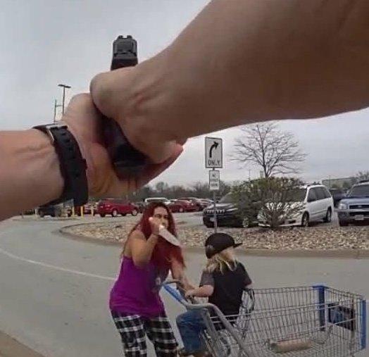 内布拉斯加州奥马哈市警方开枪击毙了31岁的诺埃米·古兹曼，此前她从沃尔玛超市偷走