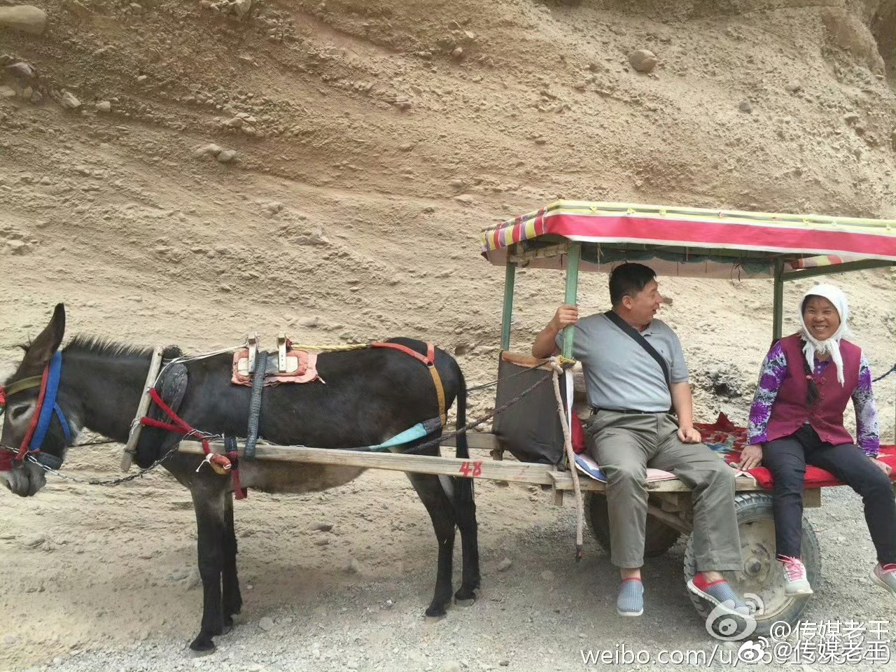 三张照片，三个瞬间，请你根据图片，合理想象，进行评论哈 
