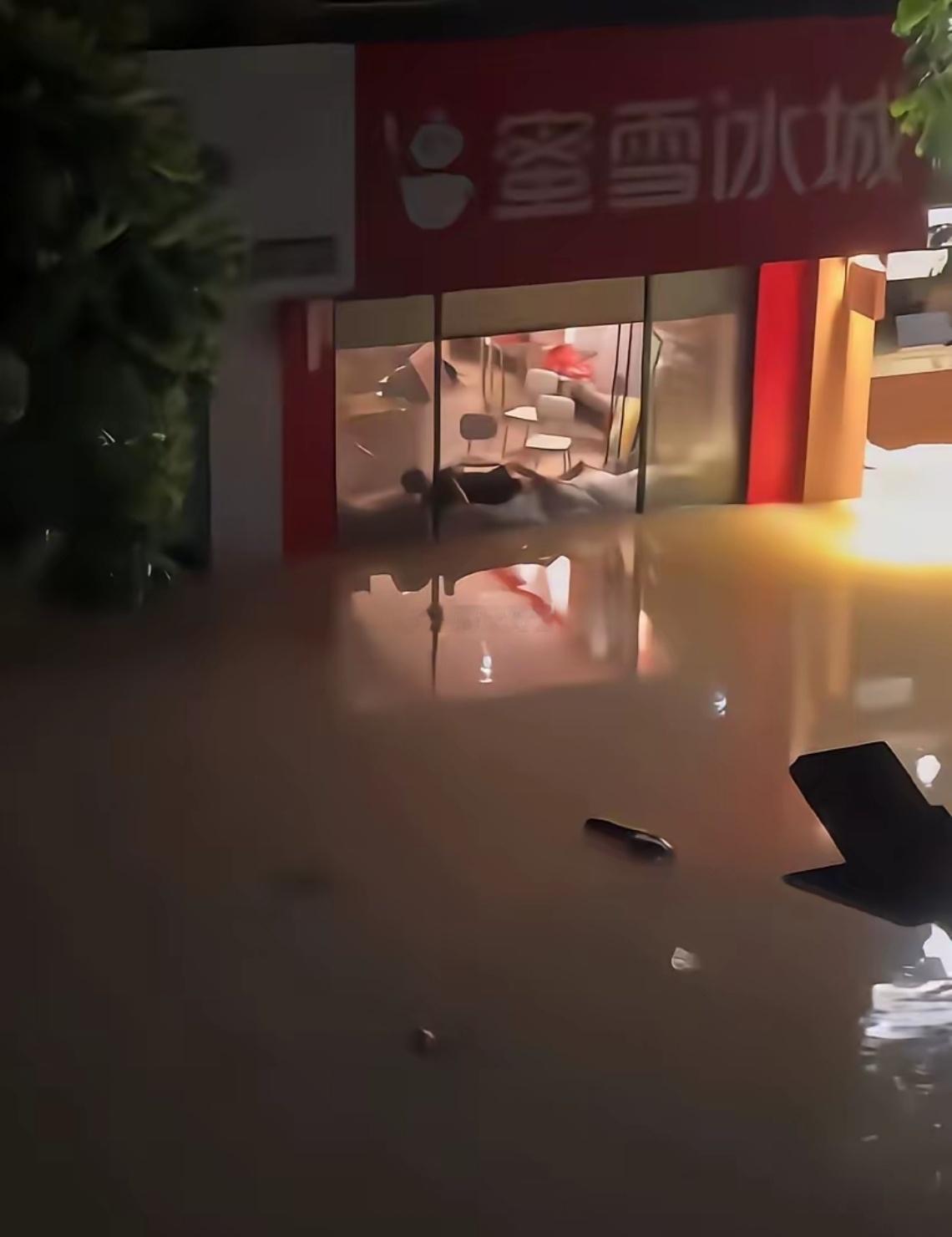 洪水突然袭来，蜜雪冰城员工完全不慌，因为早就做好了避险措施。 