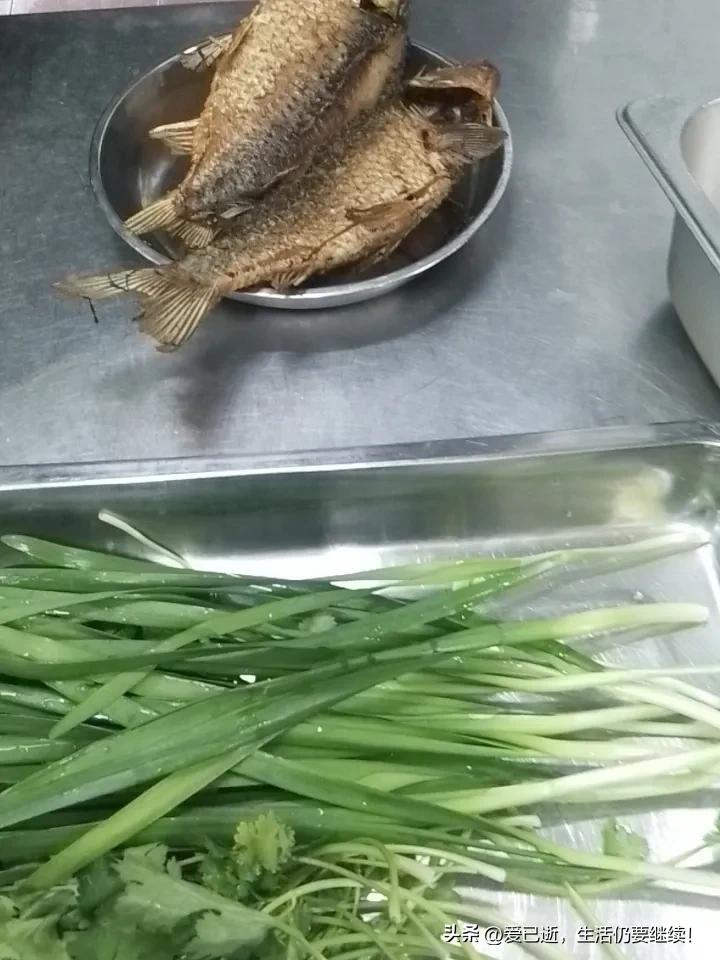 分享一张最近随手拍的照片今天做一道云南大理酸辣鲫鱼！好久没有做了，也不知道能不能