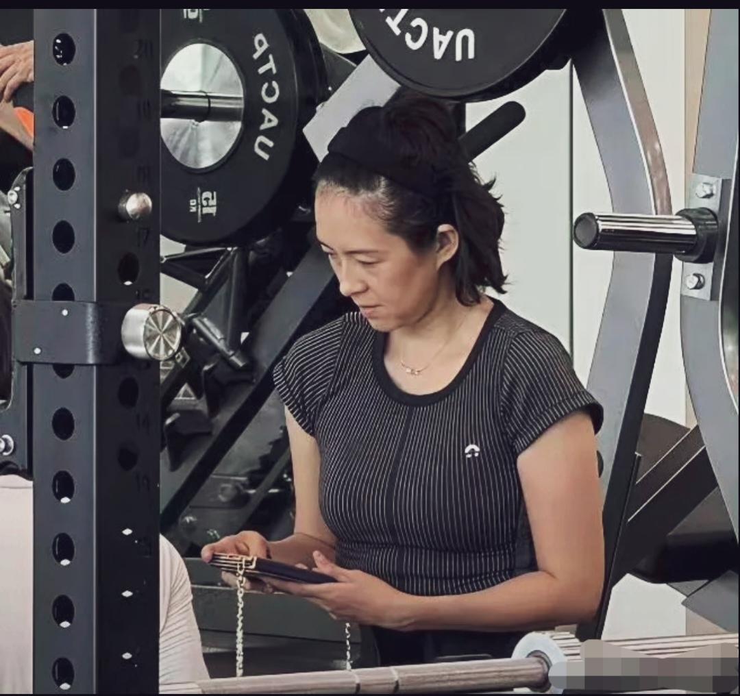 网上都传开了说这位女士是章子怡，确实有点像，但肯定不是她，大家看看像不像？